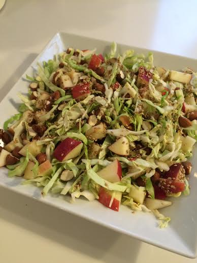 Spidskålssalat med æbler, mandler og sesam
